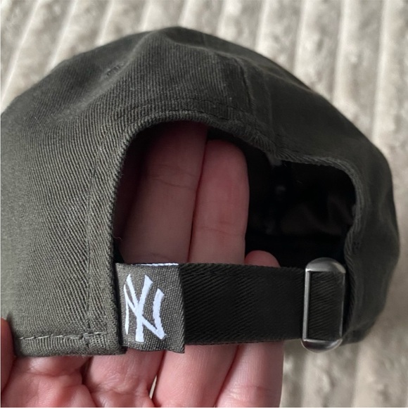 New Era 9Twenty Yankees Ball Cap - Picture 7 of 7